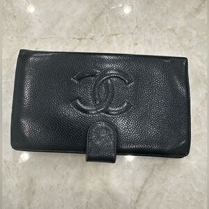 Pre loved Vintage CHANEL Black Caviar Leather CC Bifold Wallet ( #8290520)
